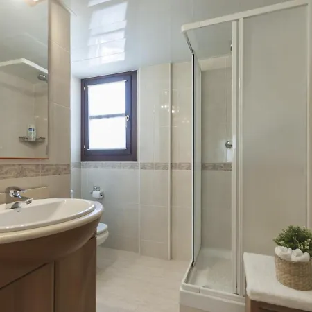 Lets Holidays Centric With Parking *